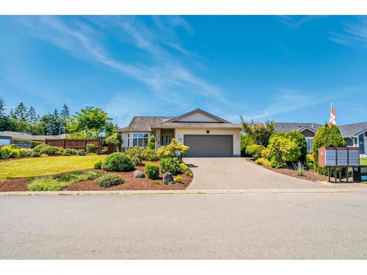 Picture of Home For Sale in Qualicum Beach, British Columbia, Canada