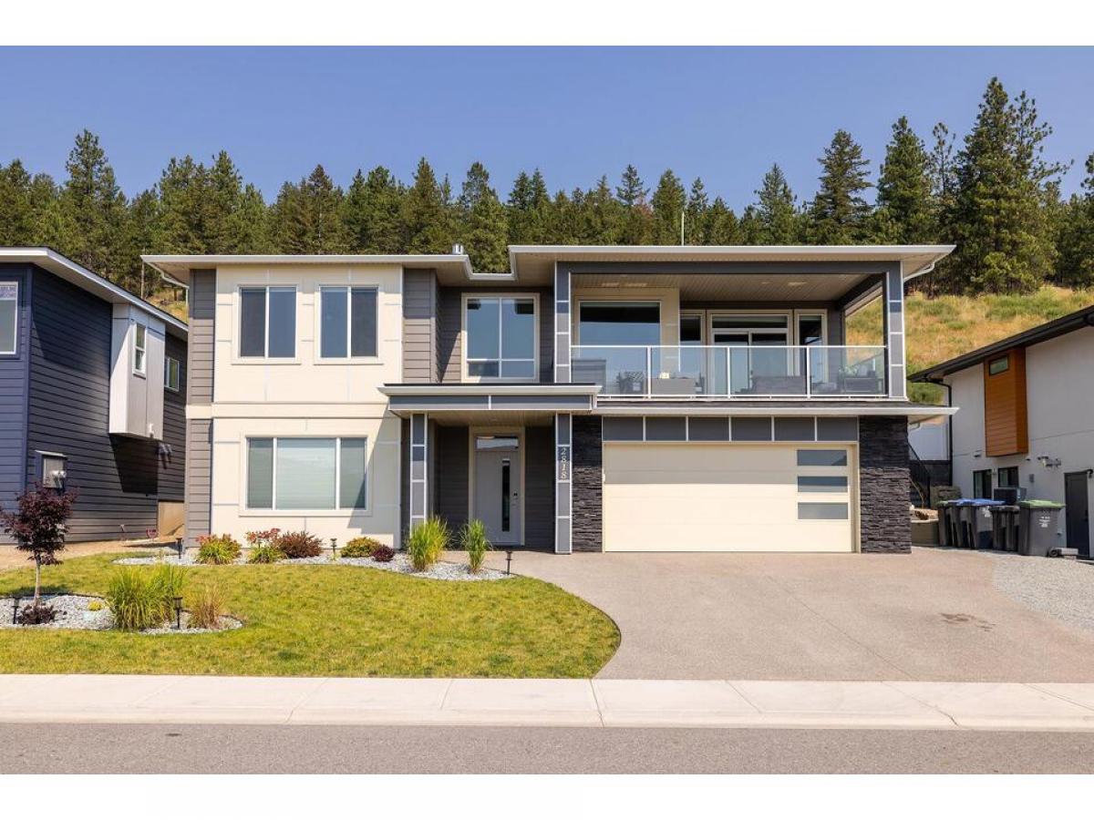 Picture of Home For Sale in Peachland, British Columbia, Canada