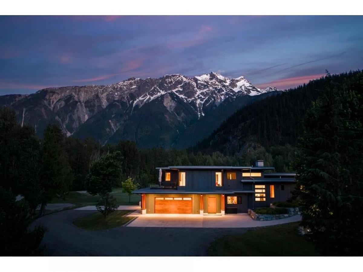 Picture of Home For Sale in Pemberton, British Columbia, Canada