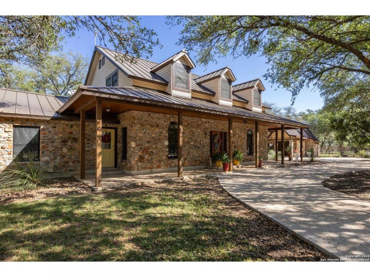 Picture of Home For Sale in Mico, Texas, United States