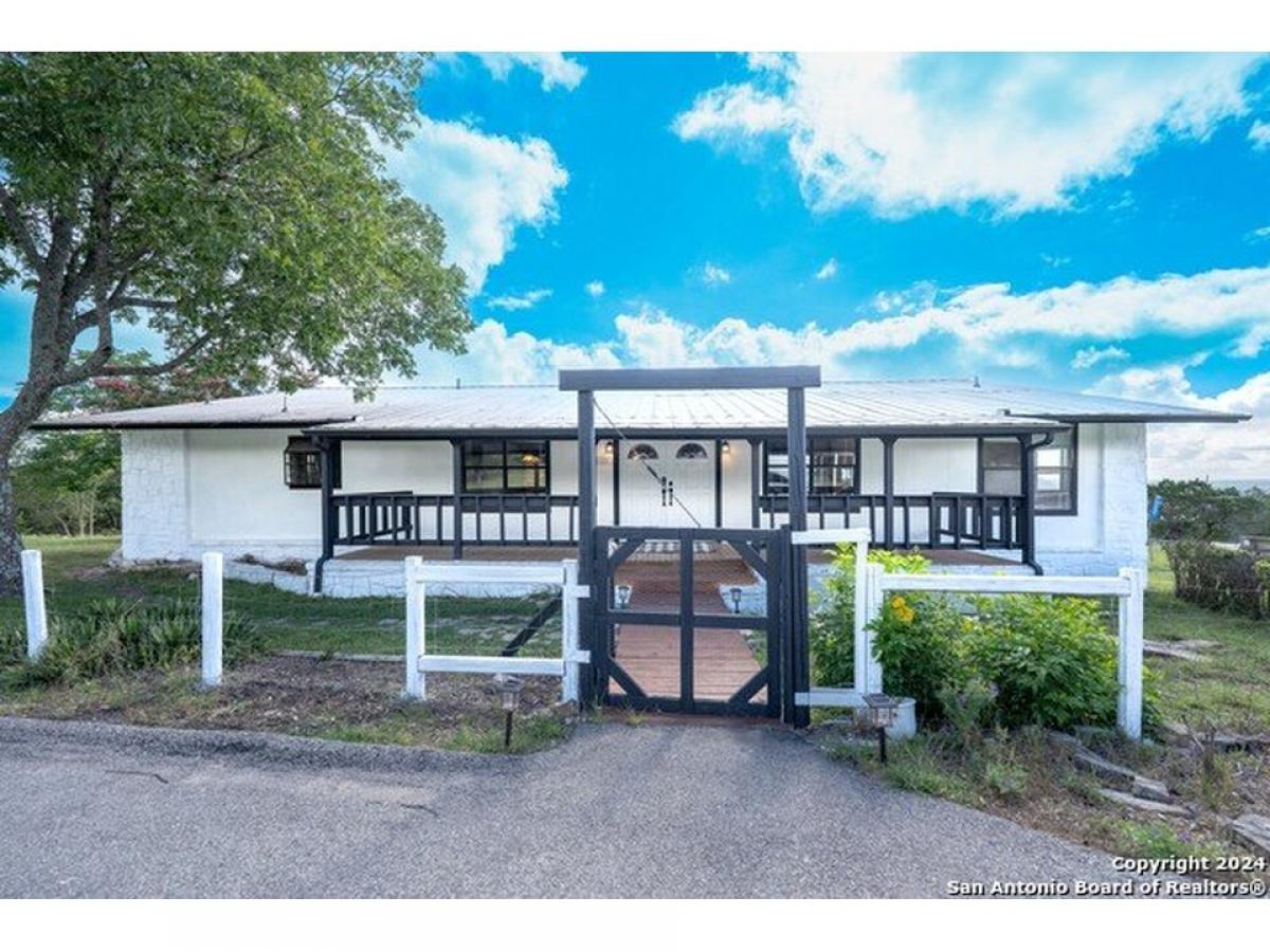 Picture of Home For Sale in Pipe Creek, Texas, United States