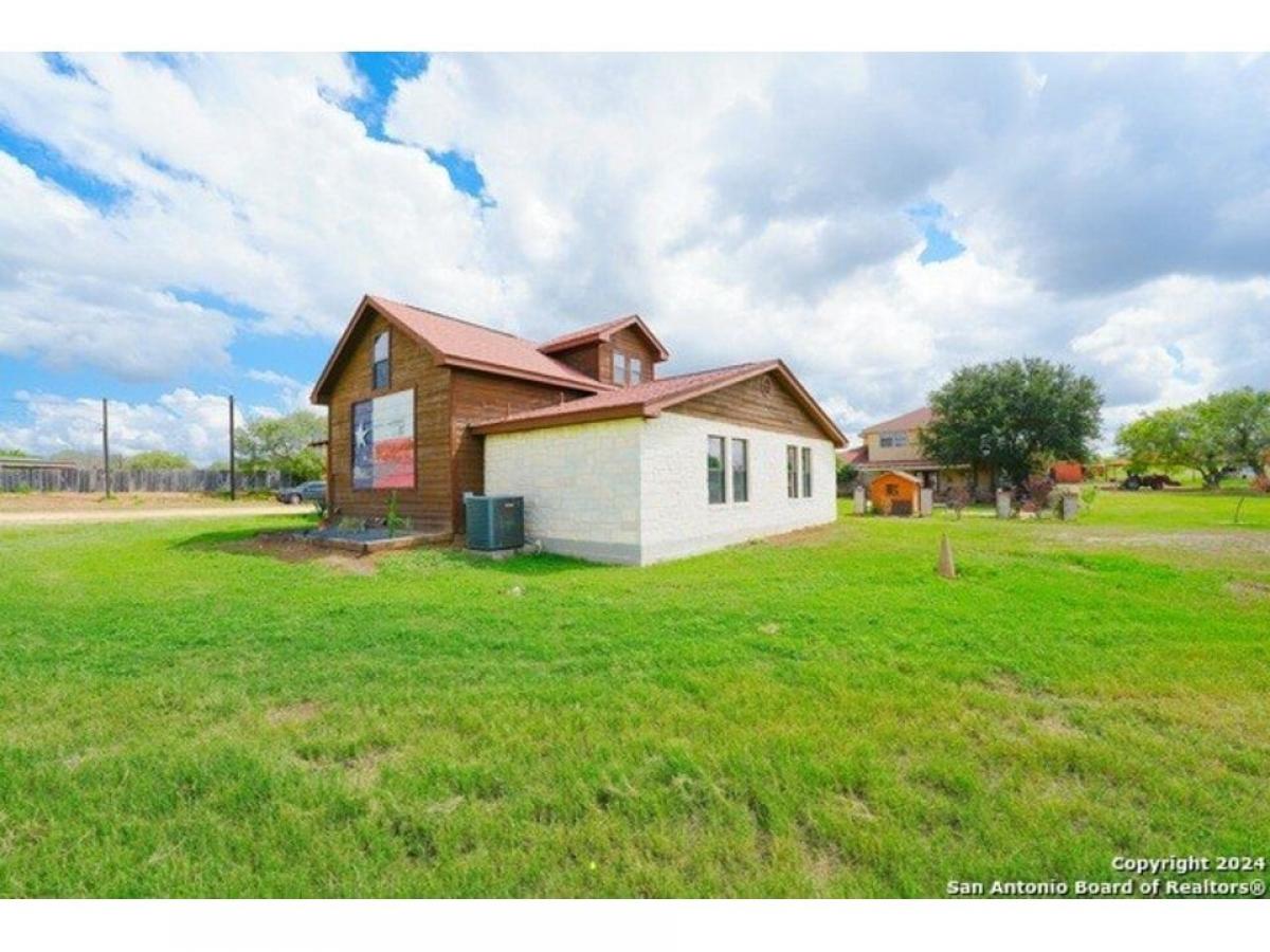 Picture of Home For Sale in Elmendorf, Texas, United States