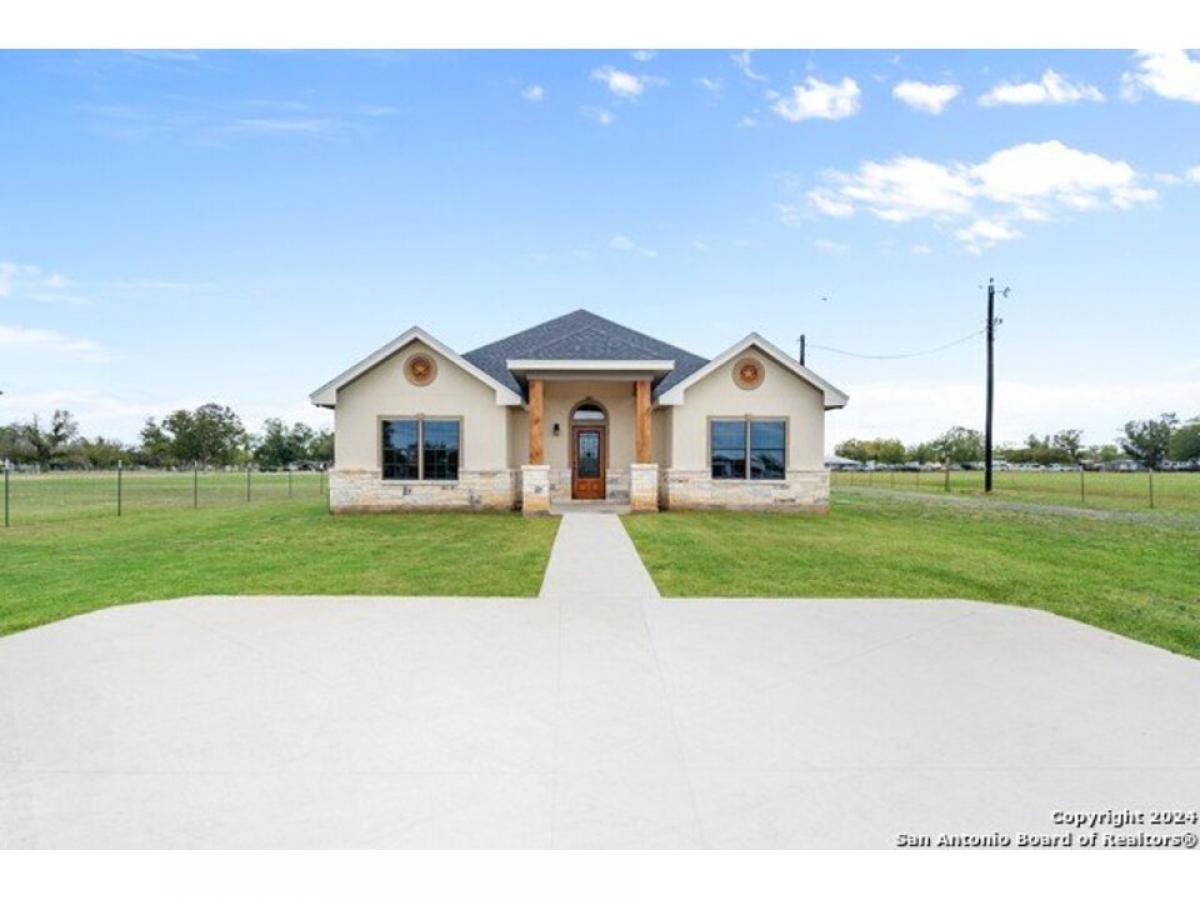 Picture of Home For Sale in Natalia, Texas, United States