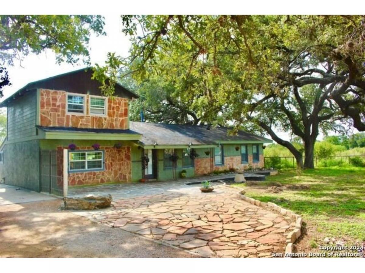 Picture of Home For Sale in Adkins, Texas, United States