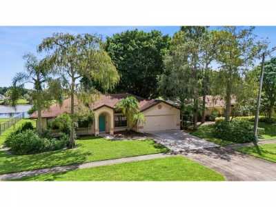 Home For Sale in Royal Palm Beach, Florida