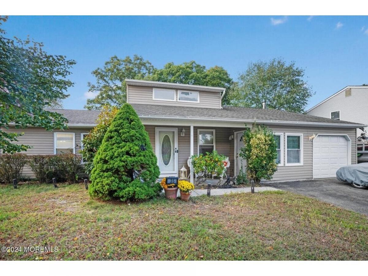 Picture of Home For Sale in Howell, New Jersey, United States