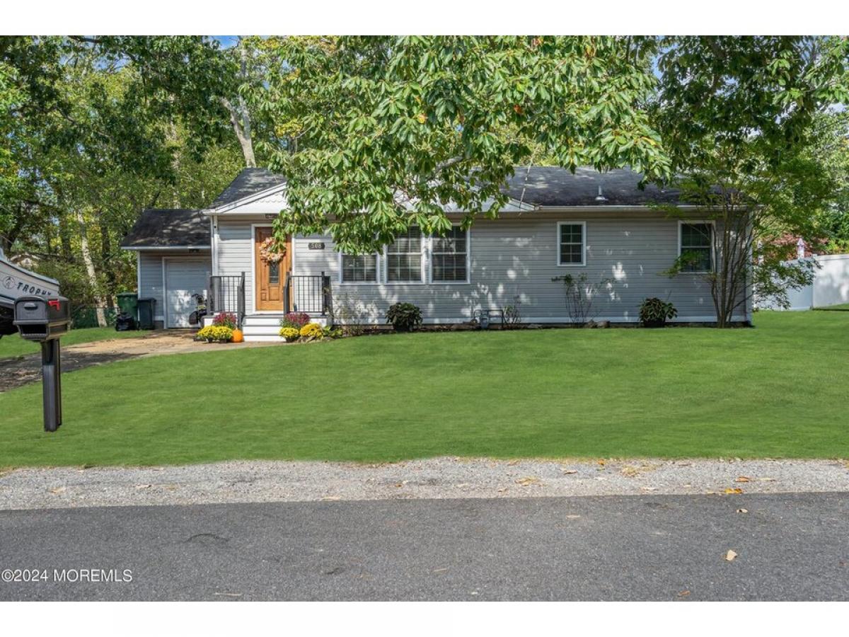 Picture of Home For Sale in Pine Beach, New Jersey, United States