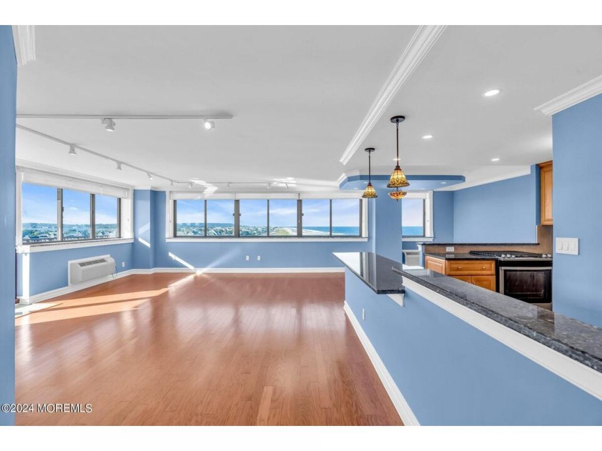 Picture of Home For Sale in Monmouth Beach, New Jersey, United States