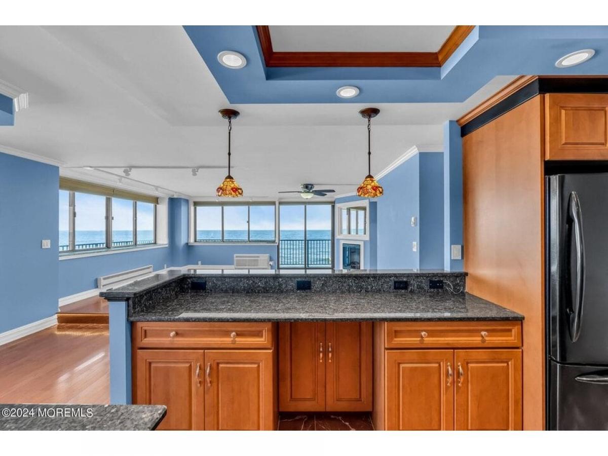 Picture of Home For Sale in Monmouth Beach, New Jersey, United States