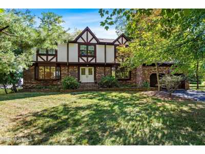 Home For Sale in Manalapan, New Jersey