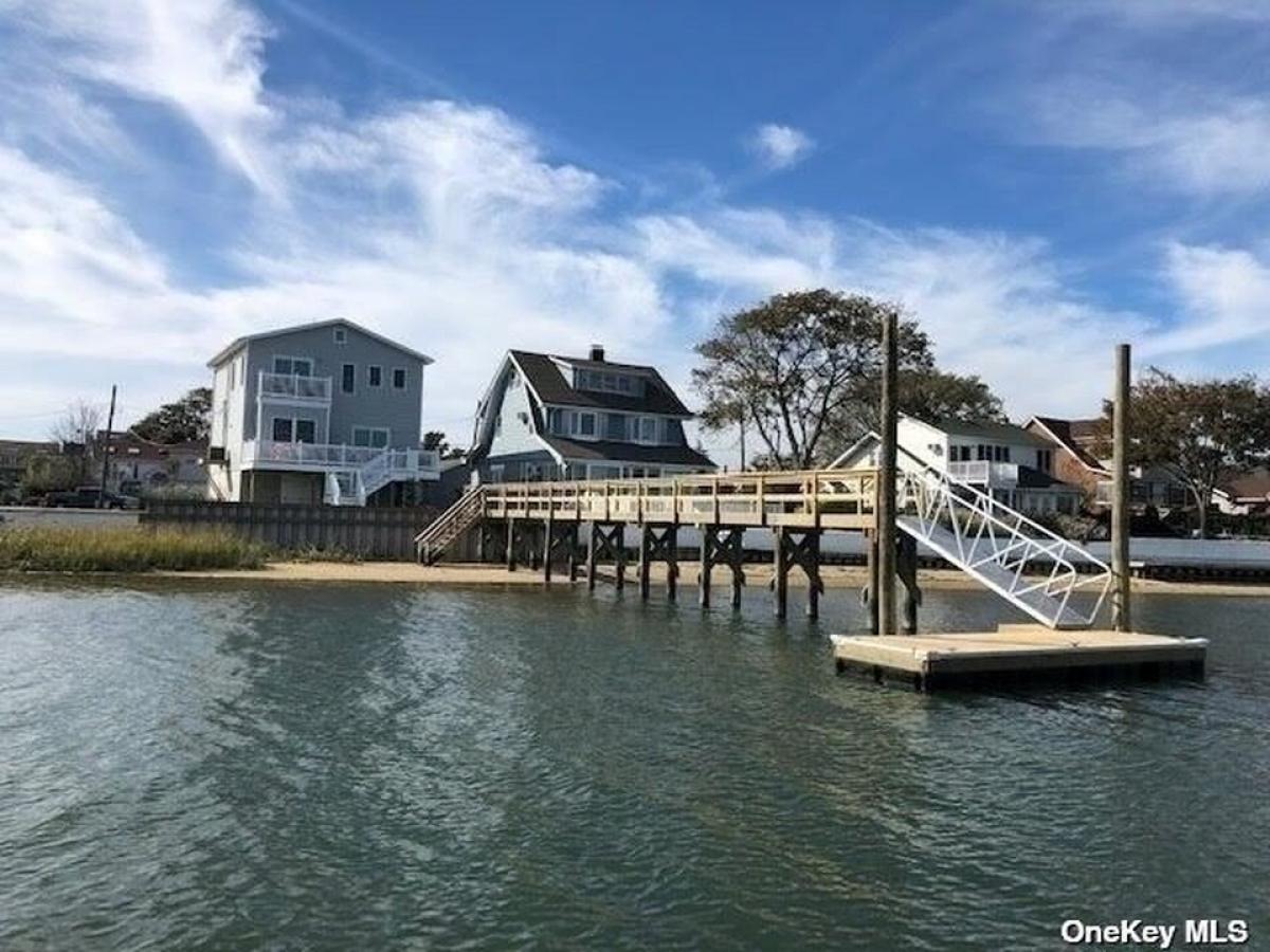 Picture of Home For Sale in Baldwin Harbor, New York, United States