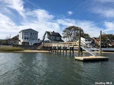 Home For Sale in Baldwin Harbor, New York