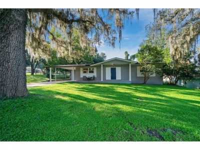 Home For Sale in Leesburg, Florida