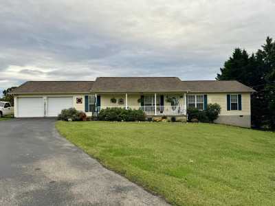 Home For Sale in Dandridge, Tennessee