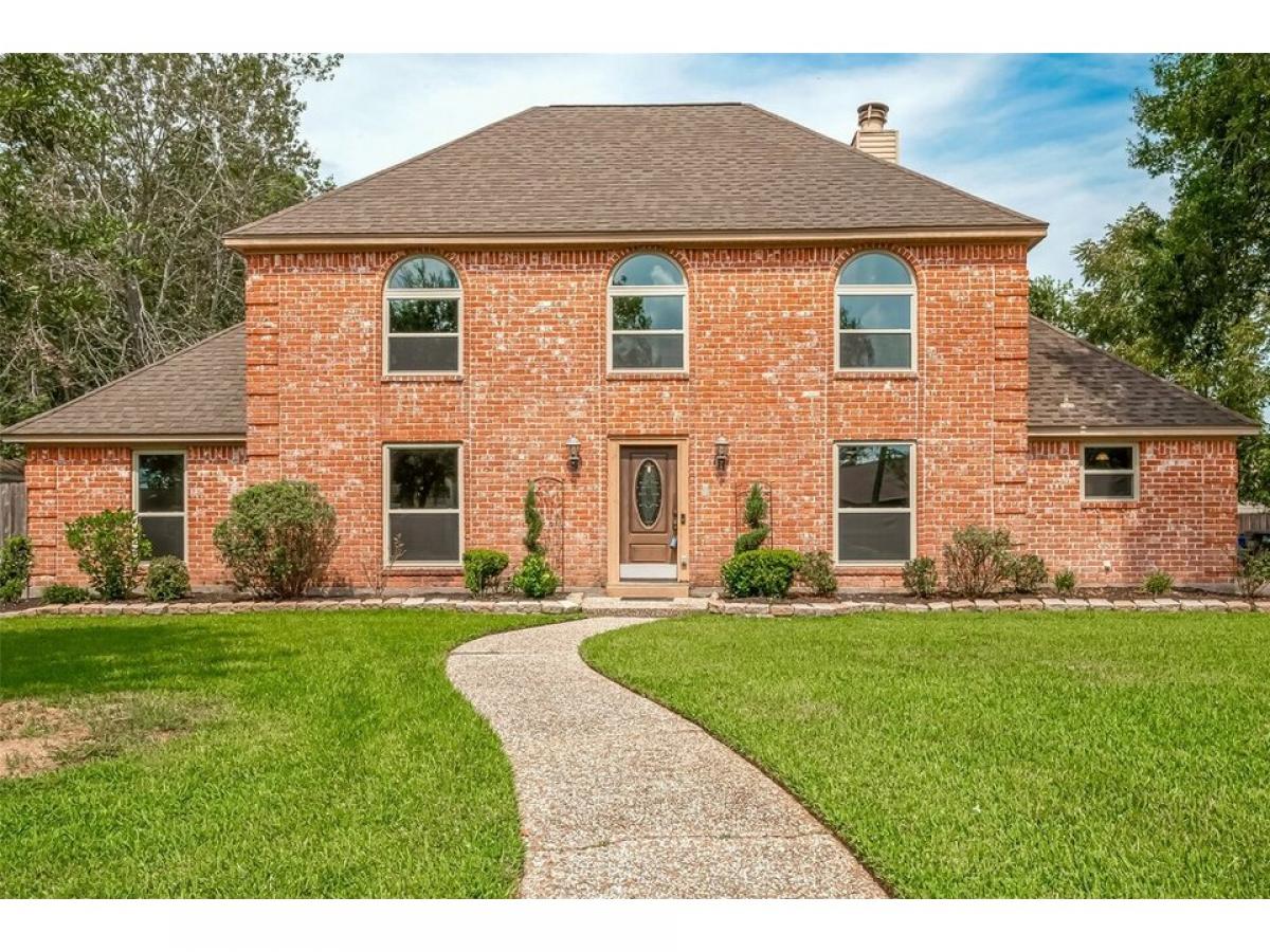 Picture of Home For Sale in Taylor Lake Village, Texas, United States