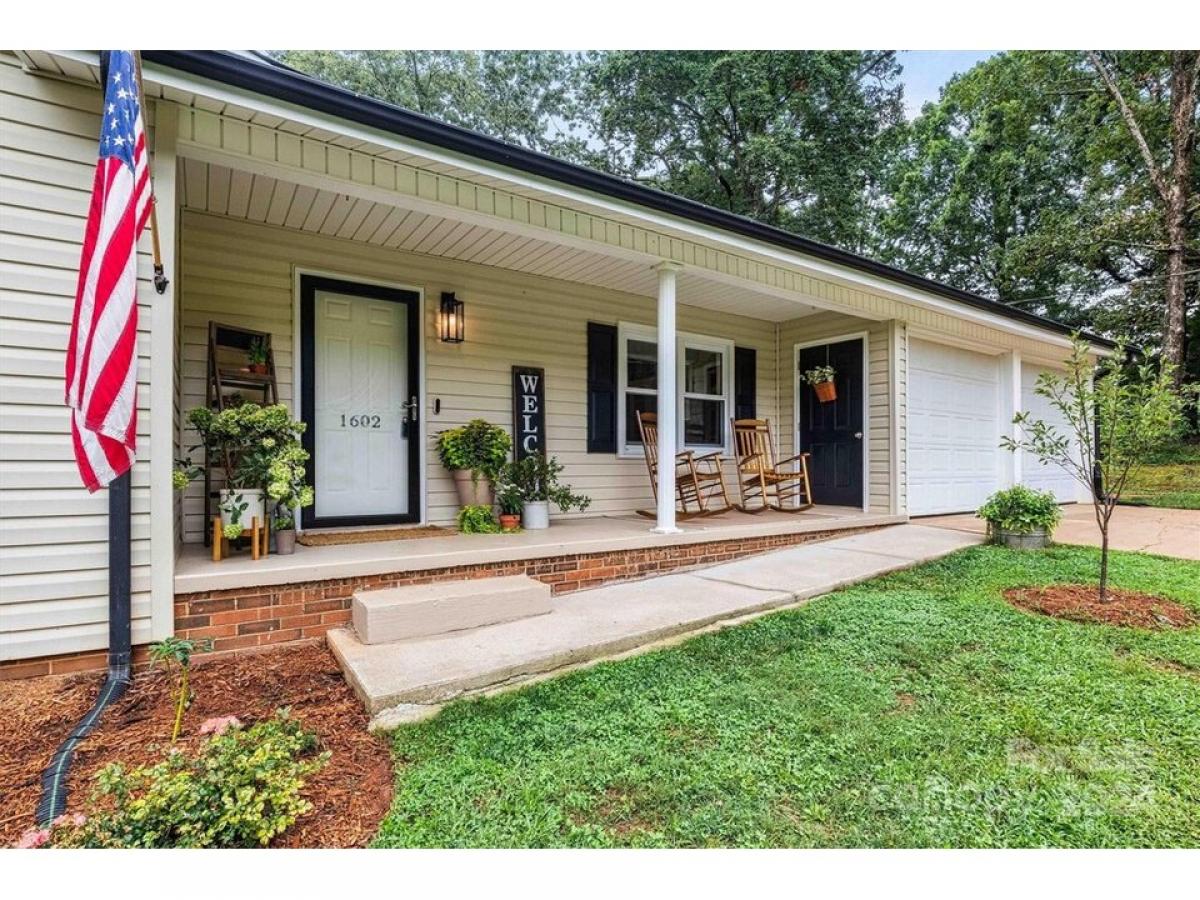 Picture of Home For Sale in Hickory, North Carolina, United States