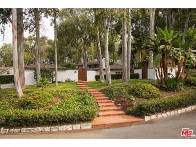 Home For Sale in Palos Verdes Estates, California