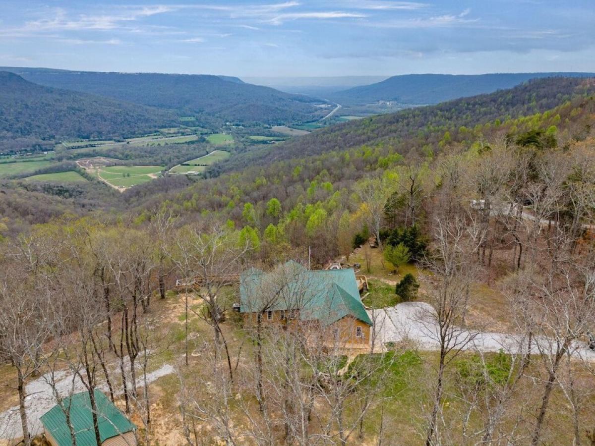 Picture of Home For Sale in Sewanee, Tennessee, United States