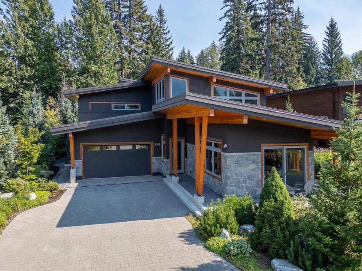 Picture of Home For Sale in Whistler, British Columbia, Canada