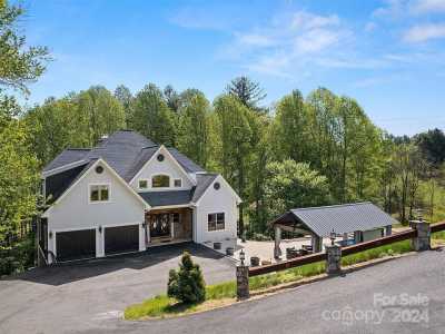 Home For Sale in Hendersonville, North Carolina