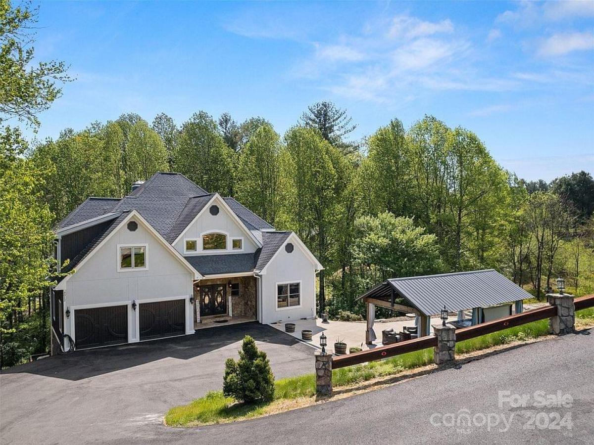 Picture of Home For Sale in Hendersonville, North Carolina, United States