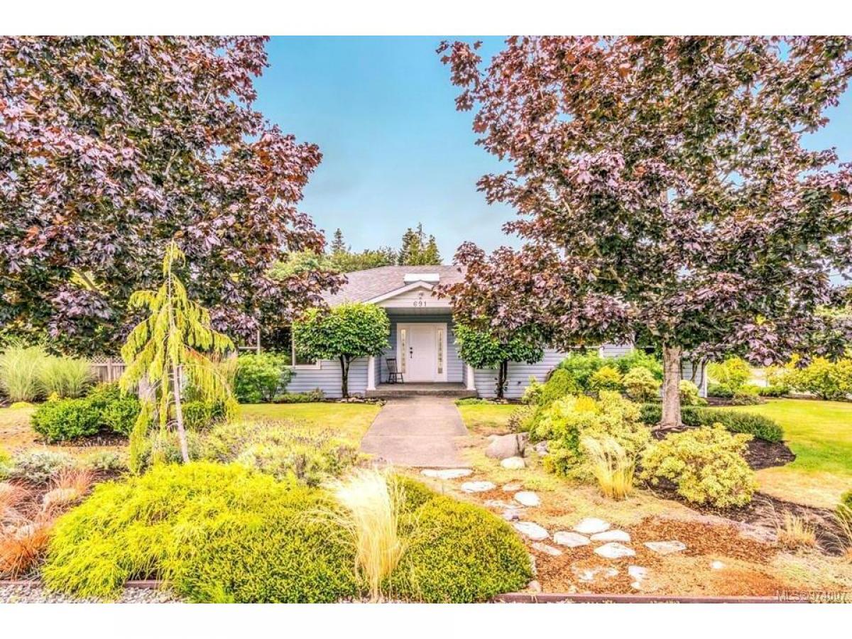 Picture of Home For Sale in Qualicum Beach, British Columbia, Canada