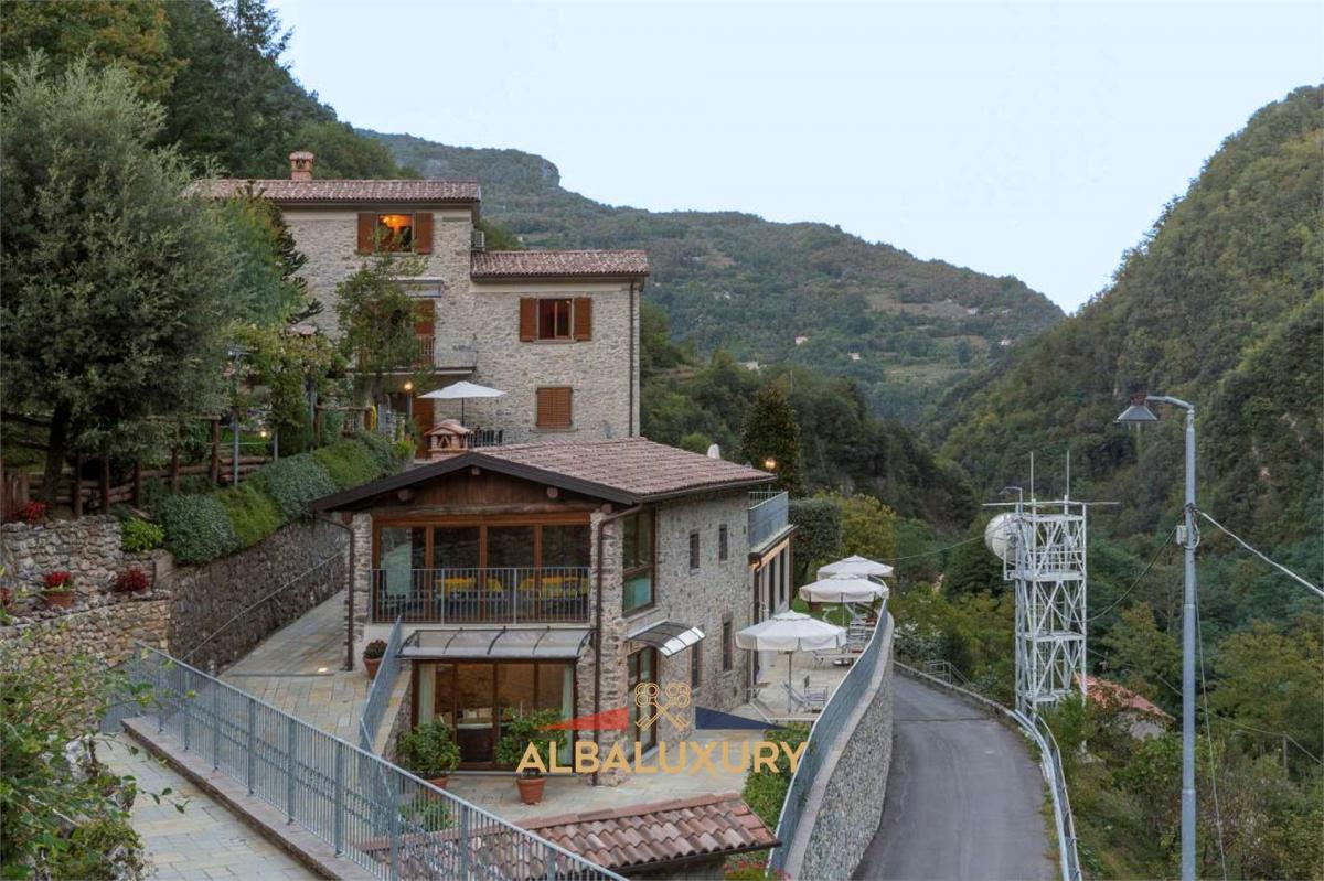 Picture of Villa For Sale in Fabbriche Di Vergemoli, Tuscany, Italy