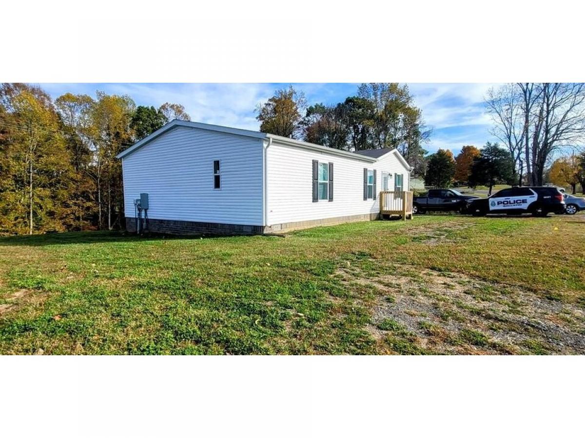 Picture of Home For Sale in Westmoreland, Tennessee, United States