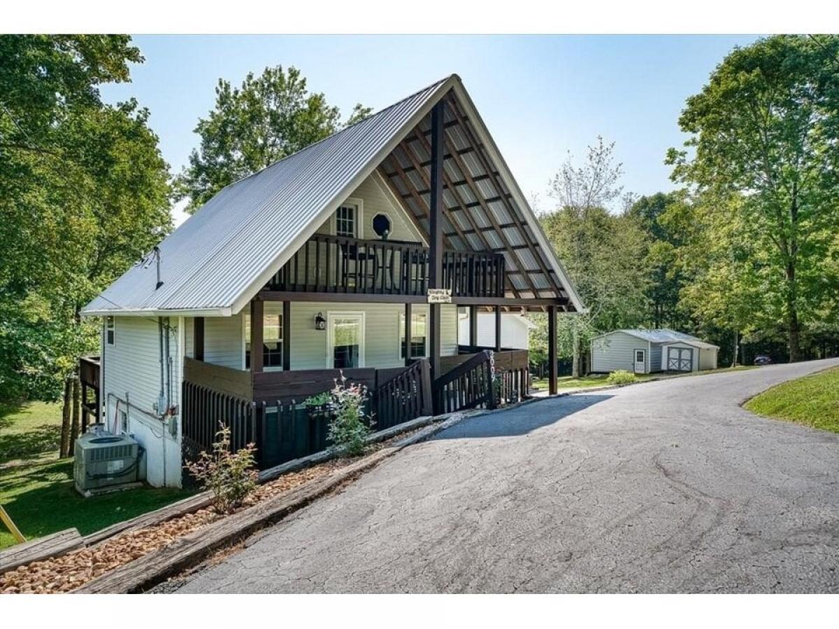 Picture of Home For Sale in Byrdstown, Tennessee, United States