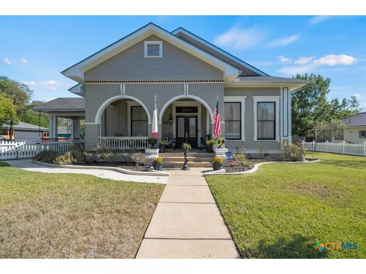 Picture of Home For Sale in Seguin, Texas, United States