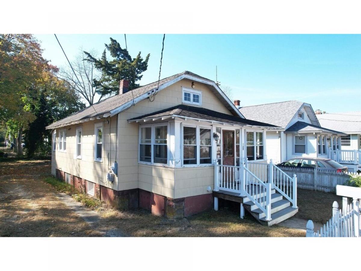 Picture of Home For Sale in Somers Point, New Jersey, United States