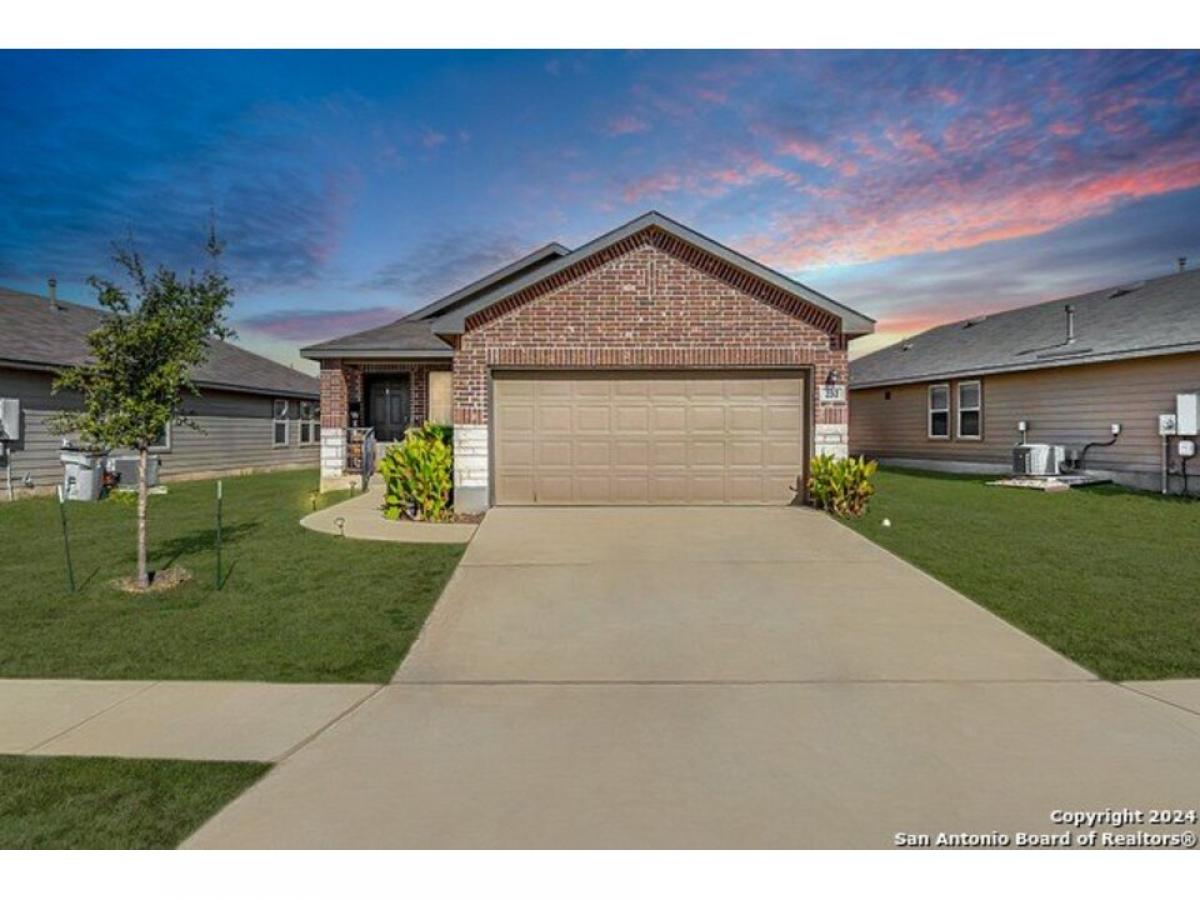 Picture of Home For Sale in Floresville, Texas, United States