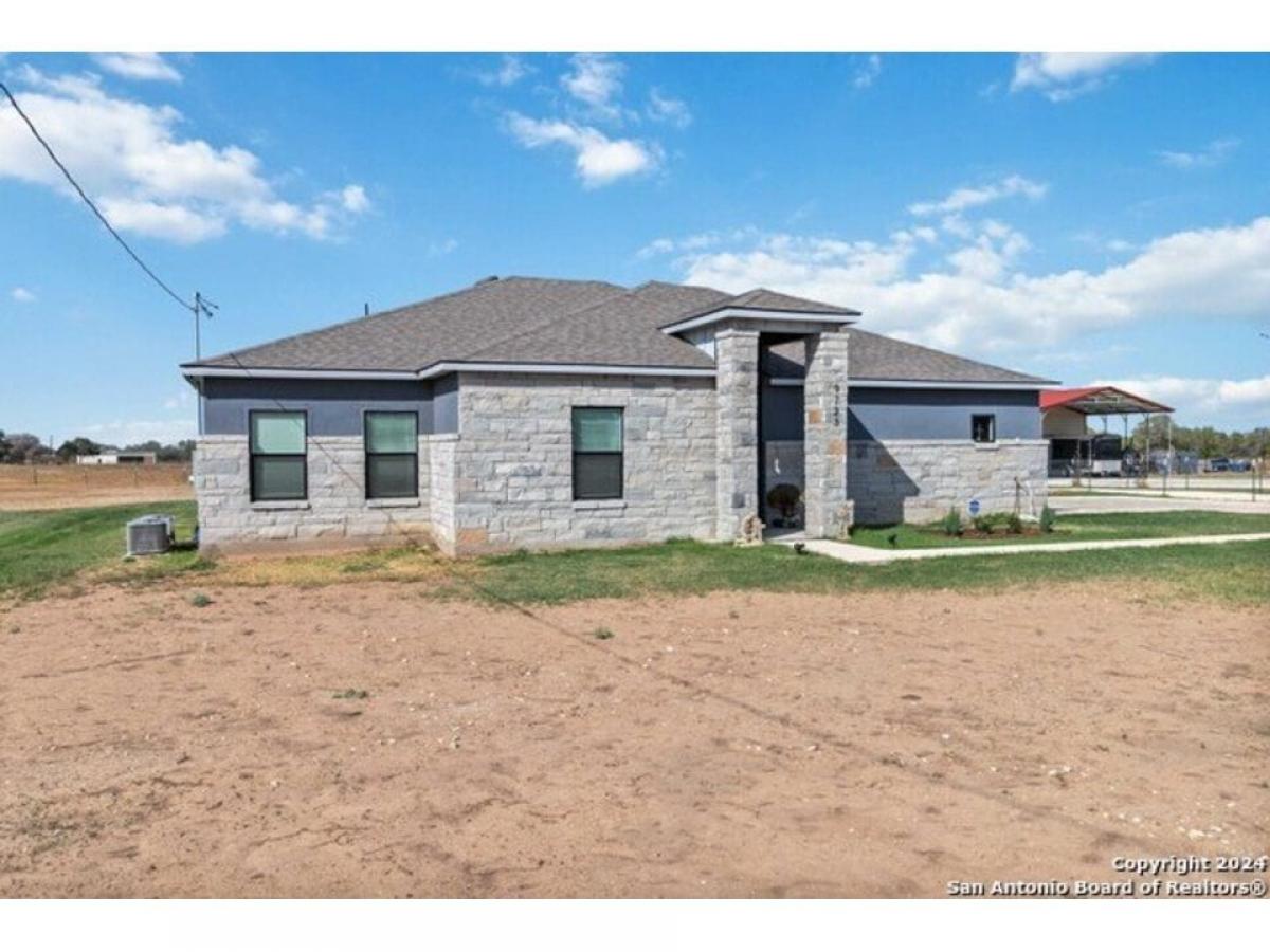 Picture of Home For Sale in Adkins, Texas, United States