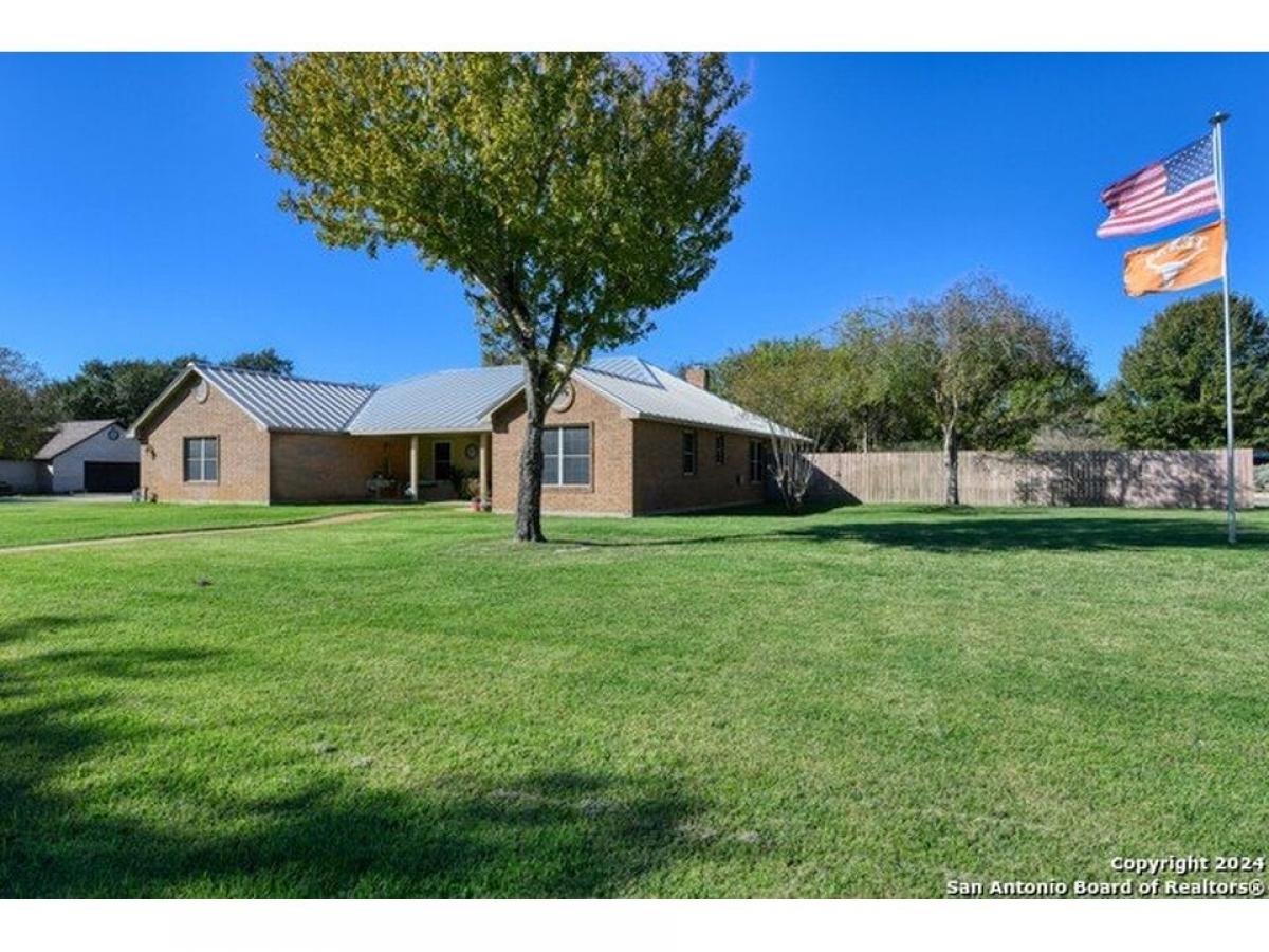 Picture of Home For Sale in Pleasanton, Texas, United States