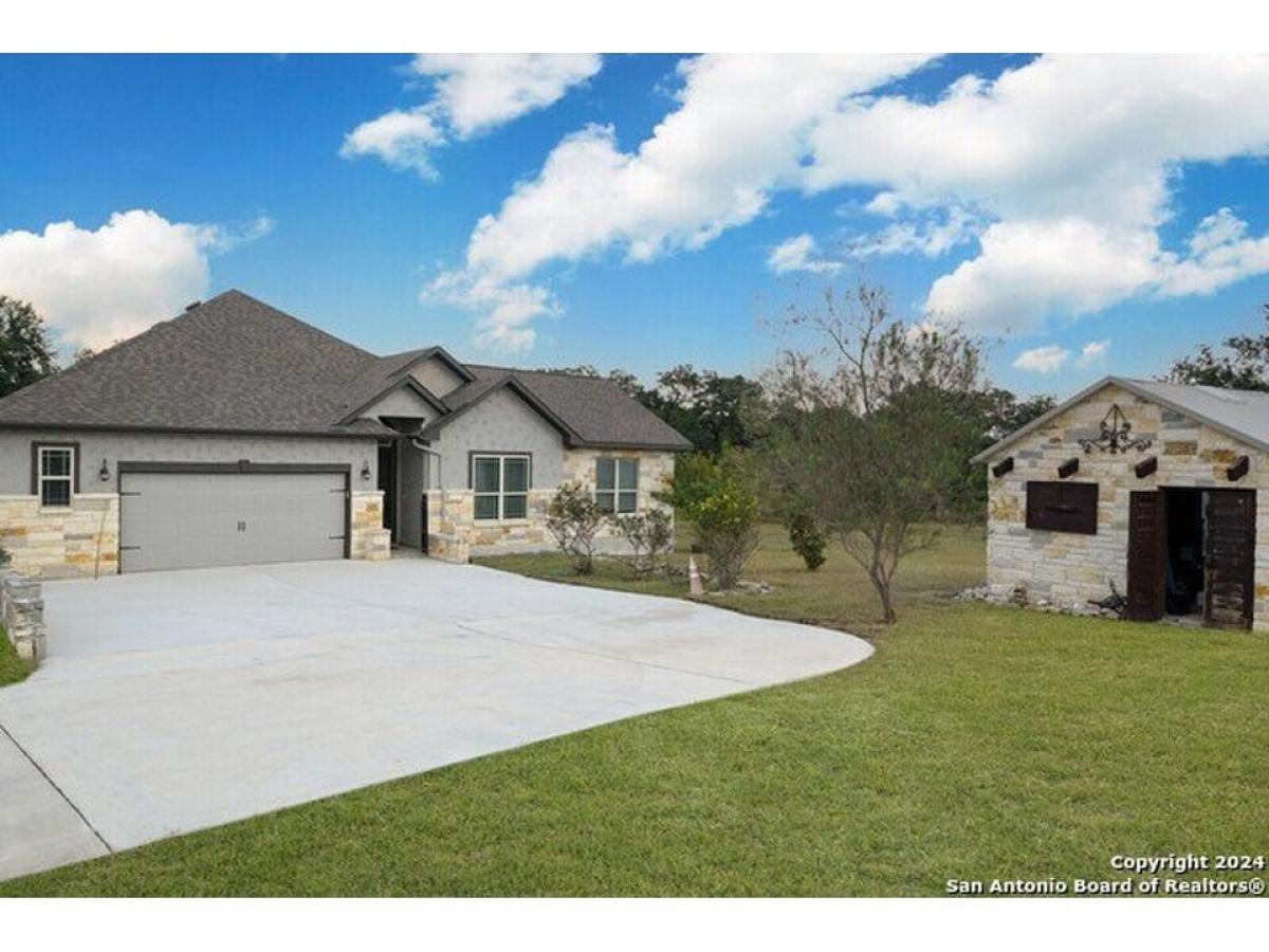 Picture of Home For Sale in Pipe Creek, Texas, United States