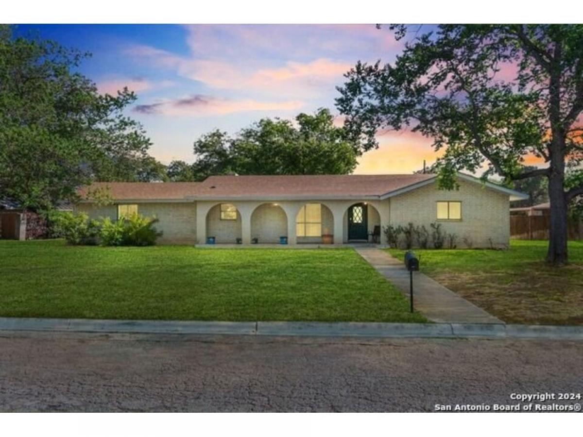 Picture of Home For Sale in Uvalde, Texas, United States