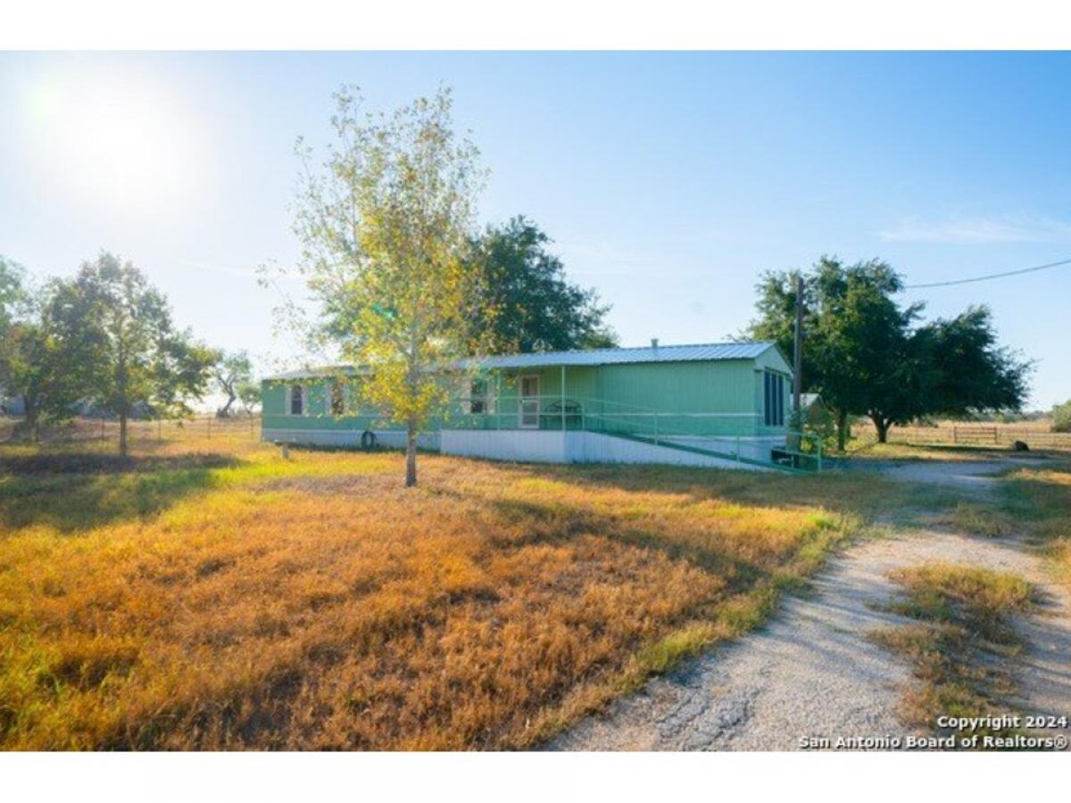 Picture of Home For Sale in Saint Hedwig, Texas, United States