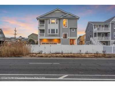 Home For Sale in Mantoloking, New Jersey