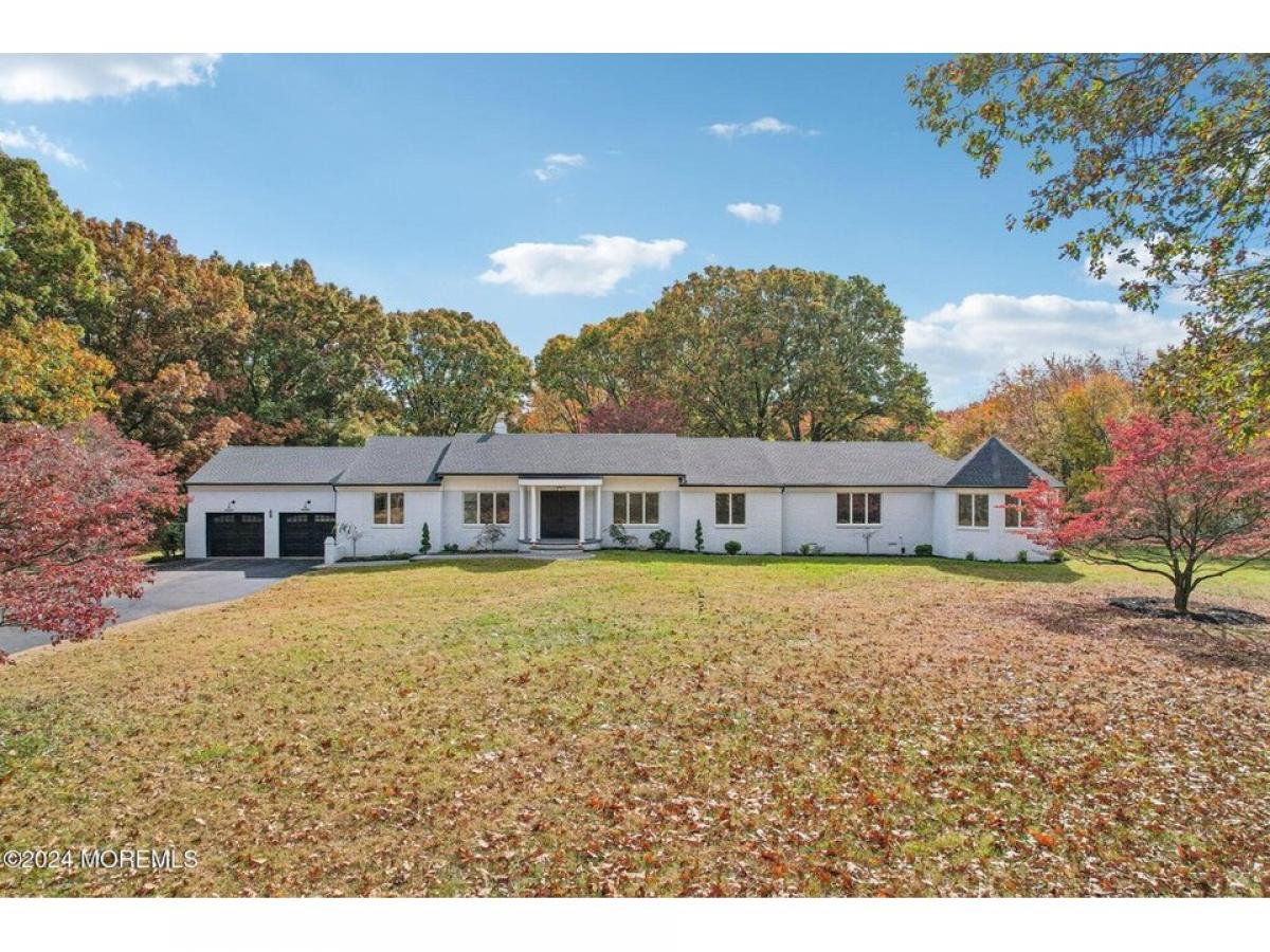 Picture of Home For Sale in Colts Neck, New Jersey, United States