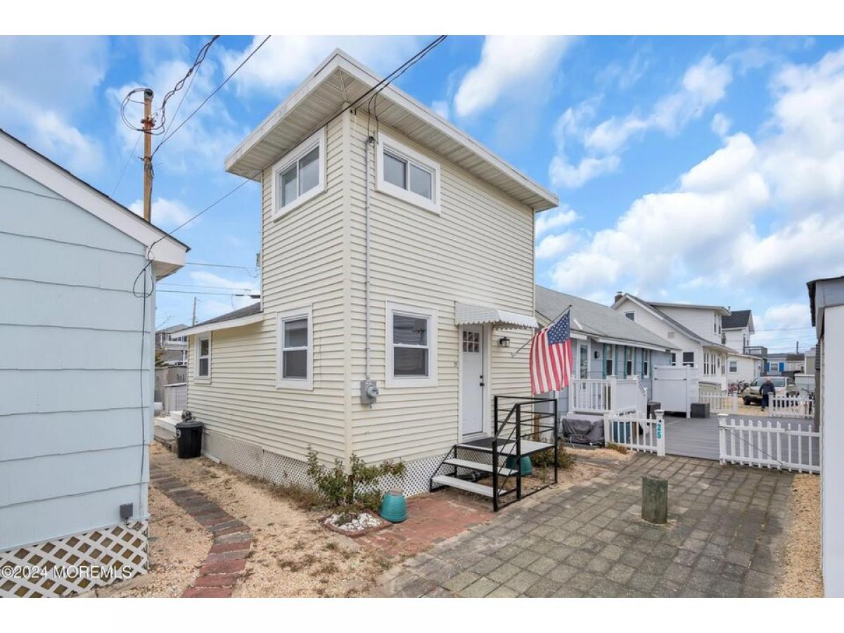 Picture of Home For Sale in Seaside Park, New Jersey, United States