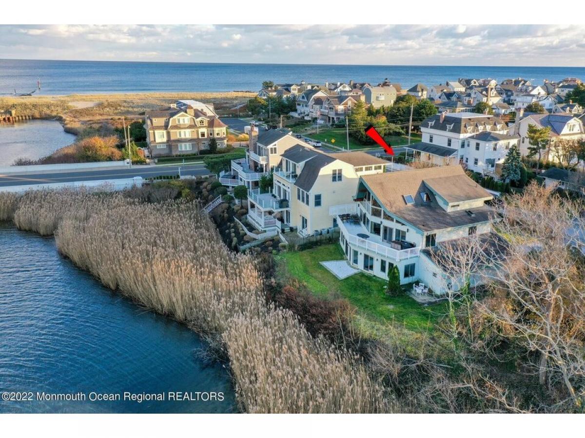 Picture of Home For Sale in Sea Girt, New Jersey, United States