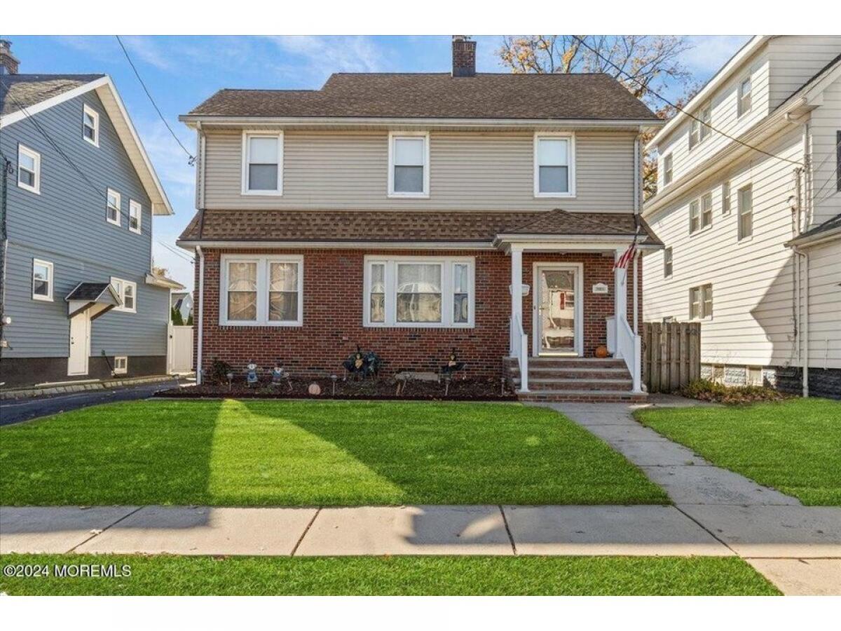 Picture of Home For Sale in Hasbrouck Heights, New Jersey, United States