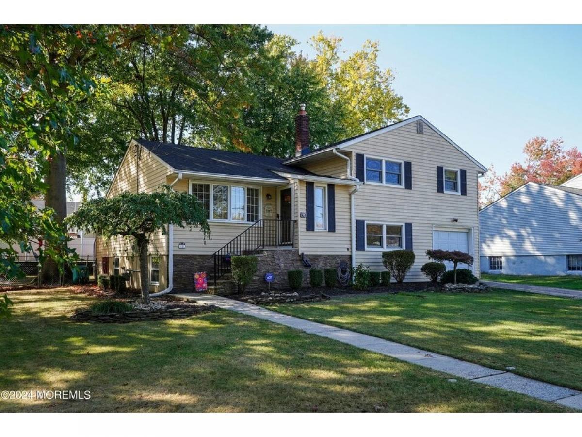 Picture of Home For Sale in Red Bank, New Jersey, United States