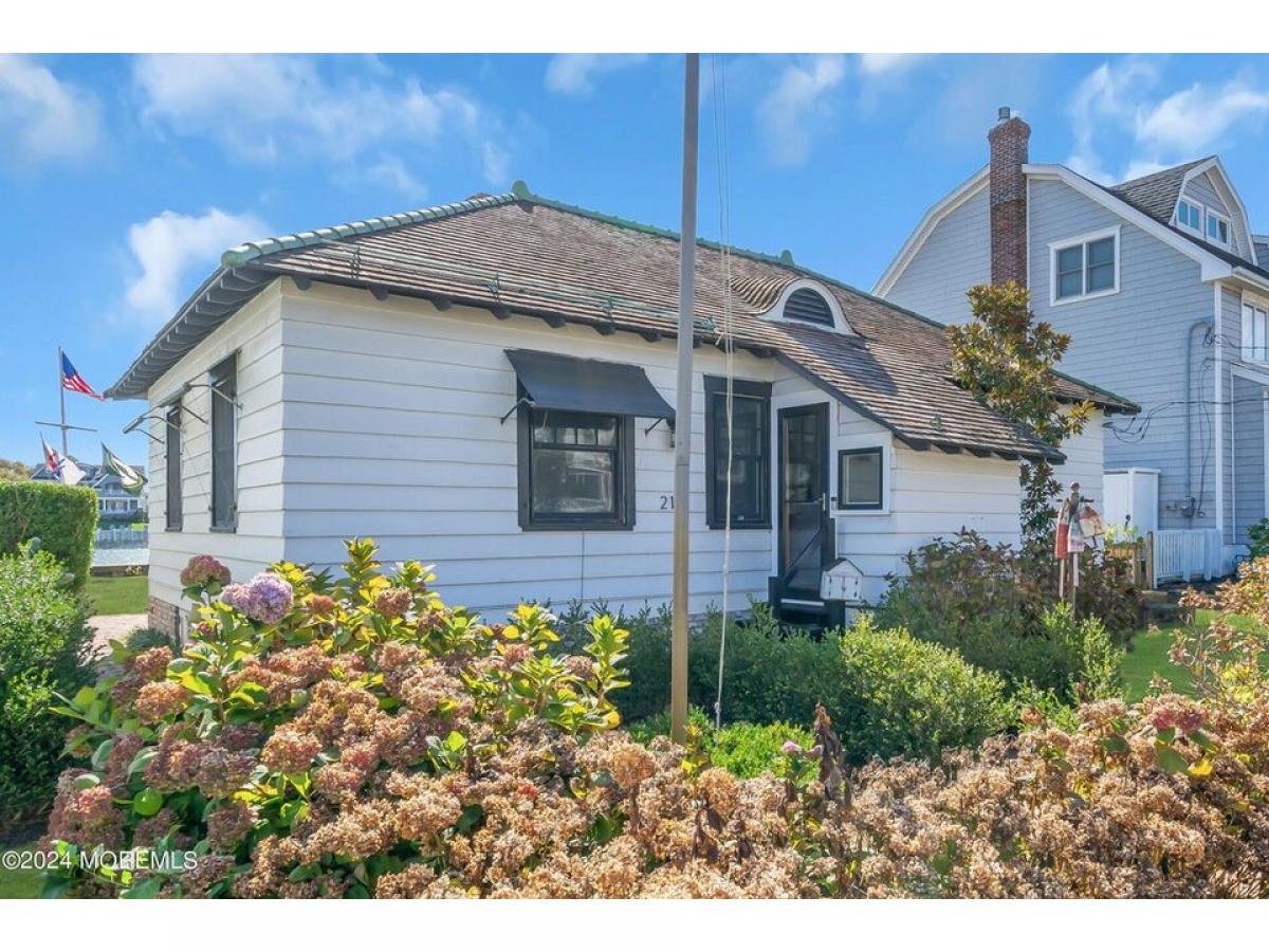 Picture of Home For Sale in Avon-By-The-Sea, New Jersey, United States