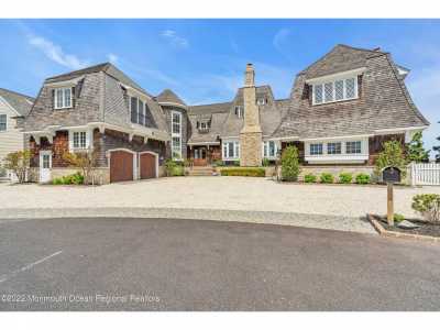 Home For Sale in Mantoloking, New Jersey