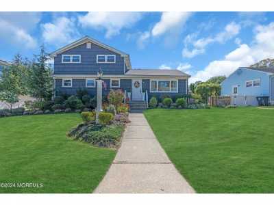 Home For Sale in Wall, New Jersey