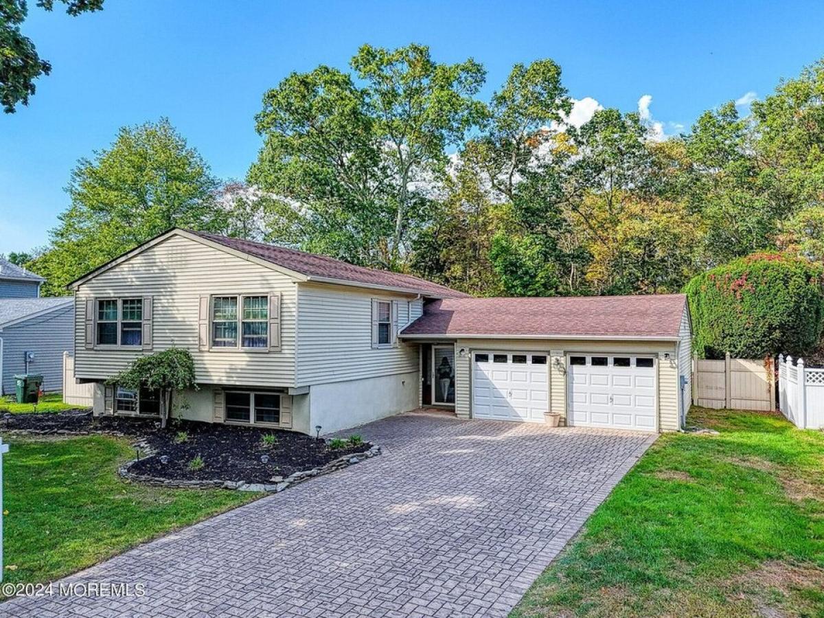 Picture of Home For Sale in Howell, New Jersey, United States