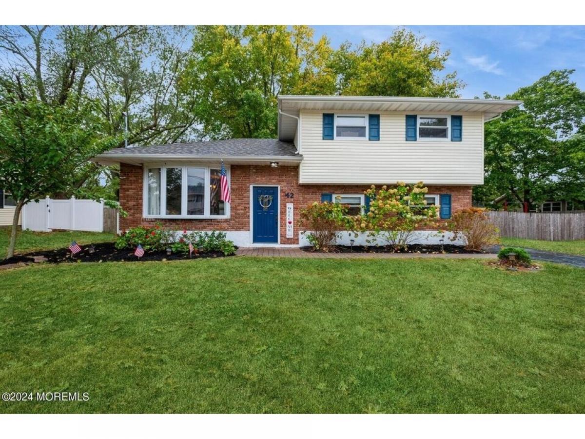 Picture of Home For Sale in Howell, New Jersey, United States