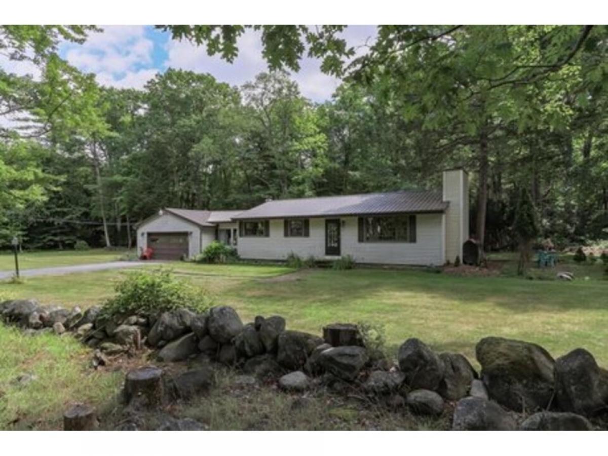 Picture of Home For Sale in Goffstown, New Hampshire, United States