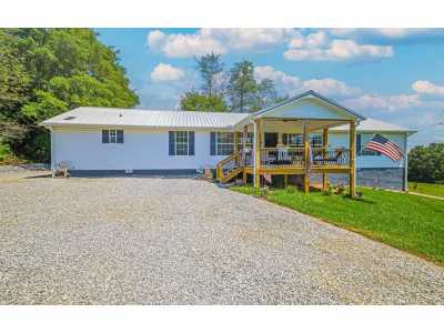 Home For Sale in Dandridge, Tennessee